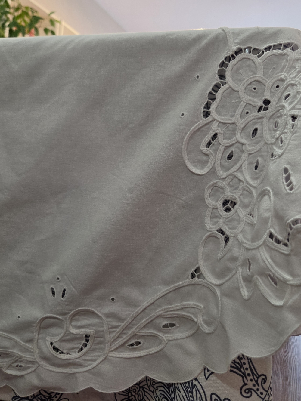 Vintage Style Oval White Cutwork Floral Embroidery Tablecloth 67x84 100% Cotton